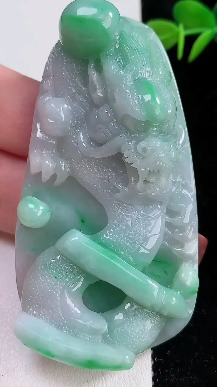 天然A货翡翠龙牌吊坠，尺寸73.5-44-15，重:77.16g
12月17日