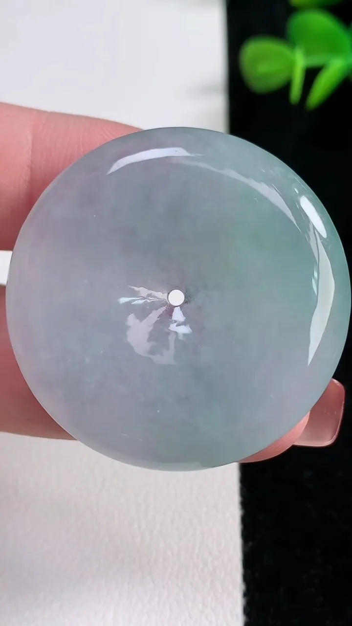 天然A货翡翠平安扣吊坠，尺寸37.8-5.6，重量:17.39g
12月17日