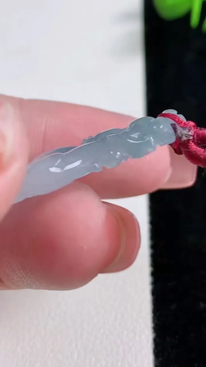 天然A货翡翠冰种飘花貔貅吊坠，尺寸40.8-17.7-4.5，重量:6.03g
12月17日