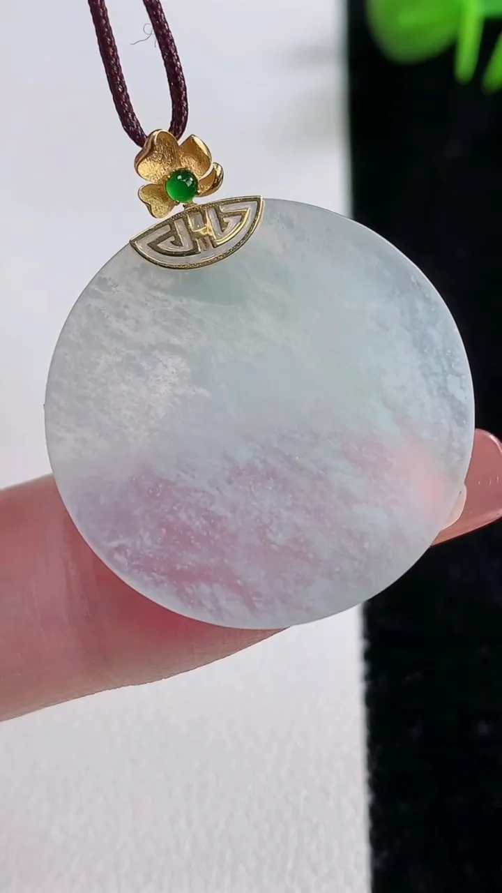 天然A货翡翠种白冰无事牌吊坠，尺寸25.6-2，重量:3.58g
12月17日