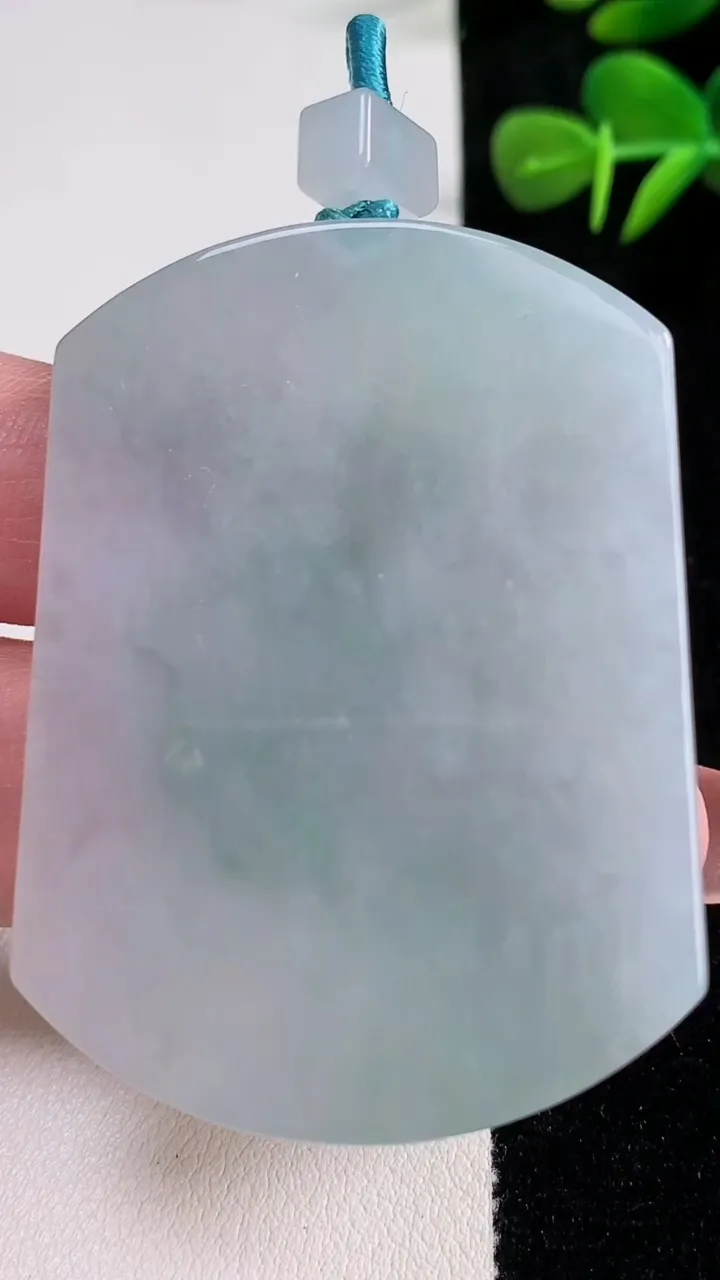 天然A货翡翠无事牌吊坠，尺寸54.4-40.3-5.4，重量:36.28g
12月17日