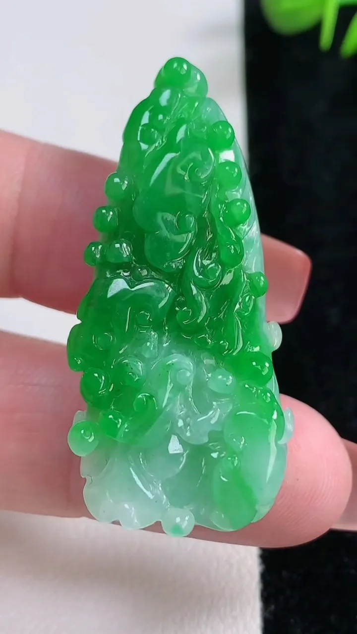 天然A货翡翠白菜吊坠，尺寸44.2-20.5-9.3，重量:14.60g
12月17日