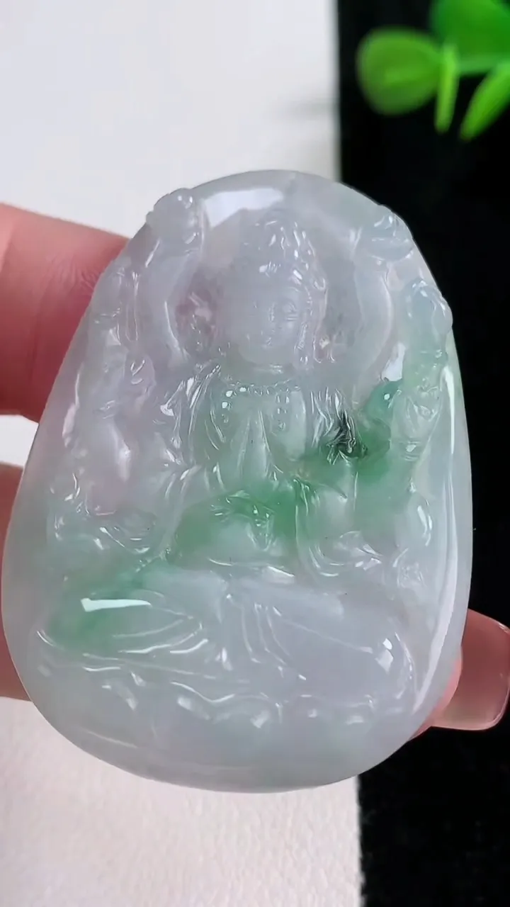 天然A货翡翠千手观音吊坠，尺寸47-33.3-4.5，重量:13.94g
12月17日