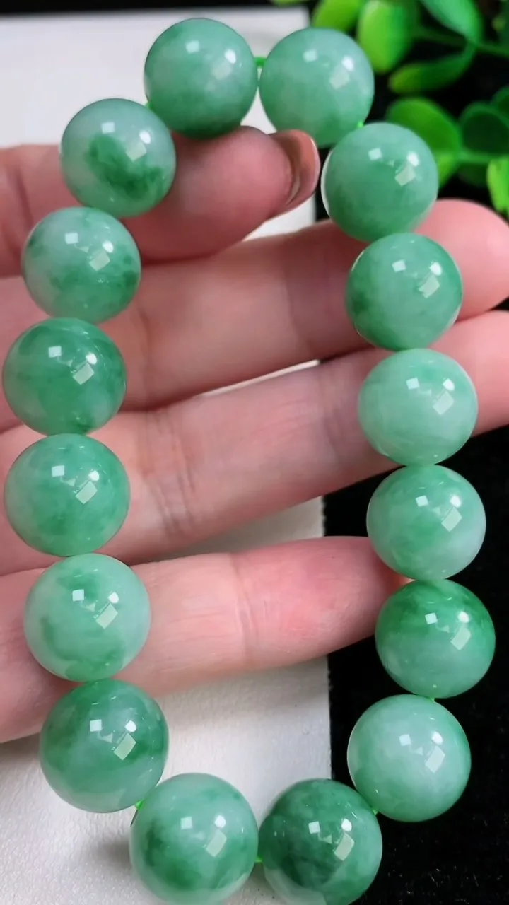天然A货翡翠圆珠手串，尺寸13-16颗，重量:63.15g12月17日
工厂直销收藏佳品,种好水足，色泽均匀，有种有色，上手高大气！