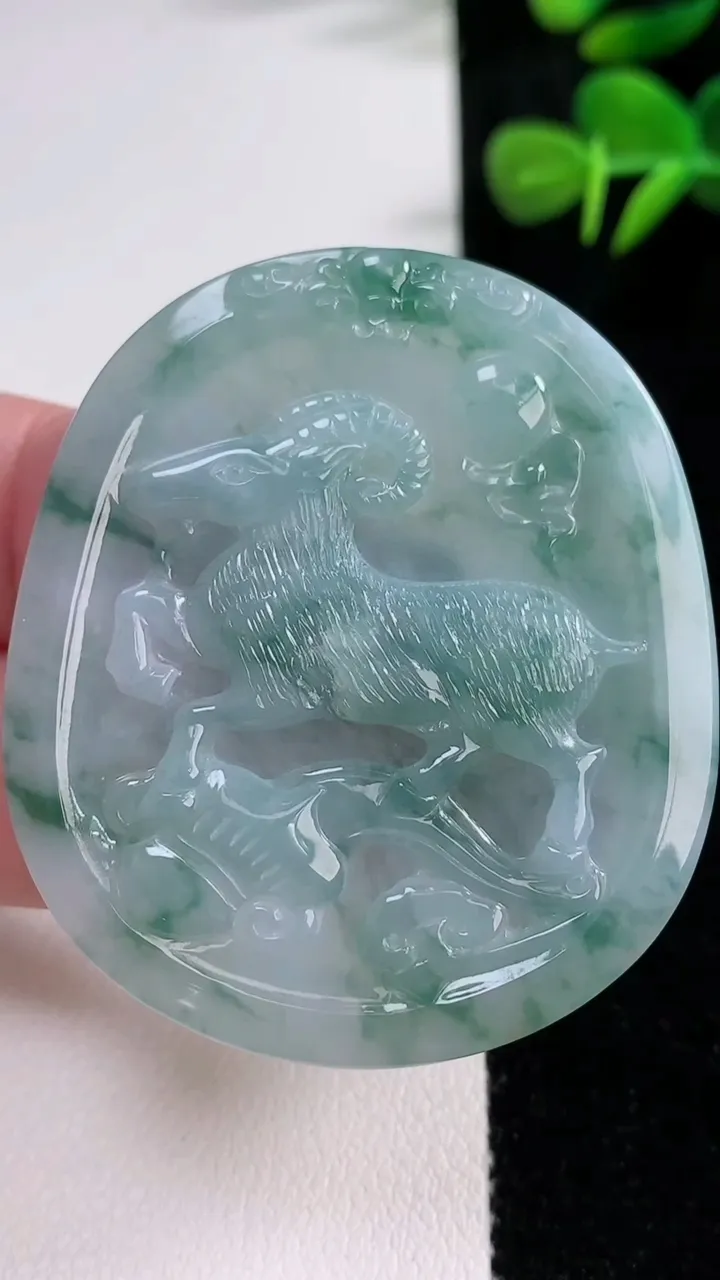 天然A货翡翠冰种飘花生肖羊吊坠，尺寸50.8-44-4.6，重量:20.38g
12月17日