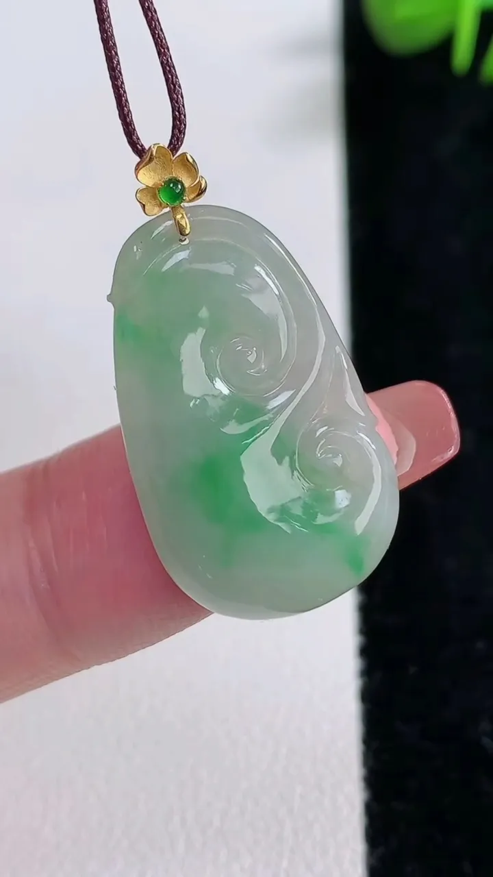 天然A货翡翠如意吊坠，尺寸25.6-15.7-3.2，重量:2.54g
12月17日