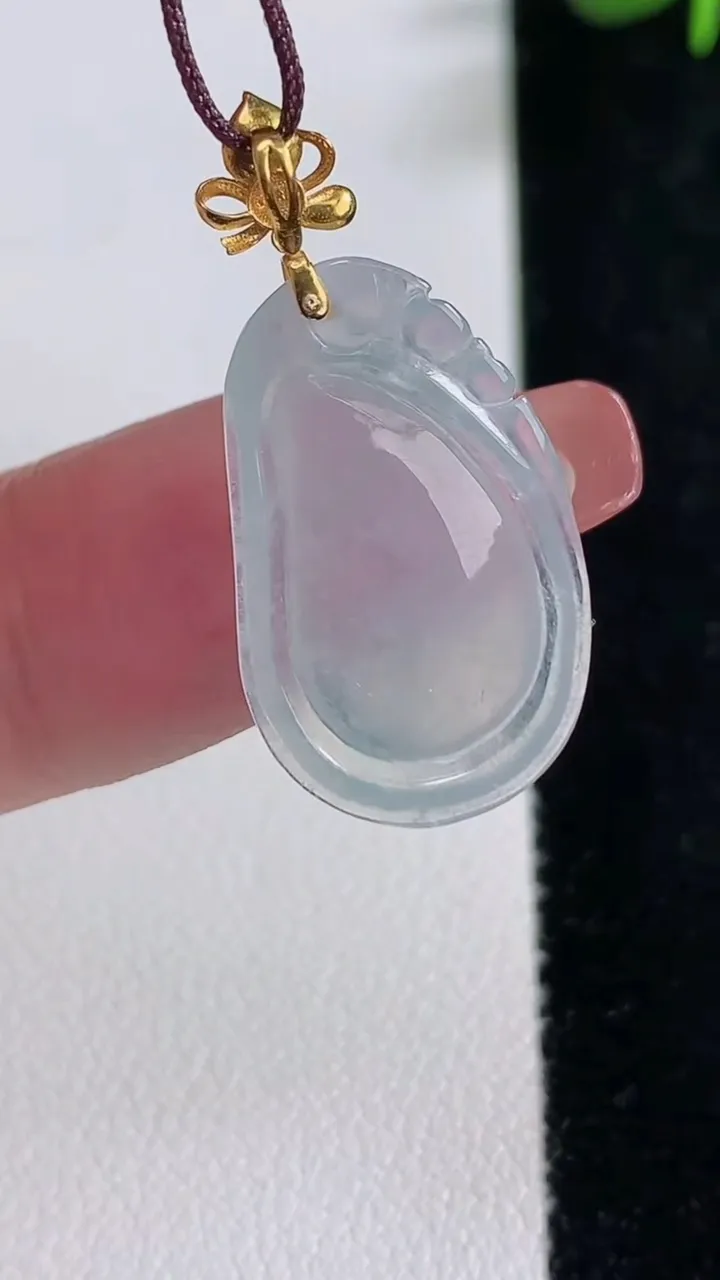 天然A货翡翠种白冰福瓜吊坠，尺寸22.5-14.3-4.1，重量:2.25g
12月17日