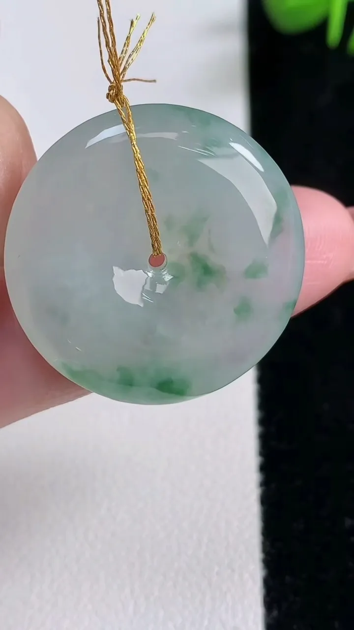 天然A货翡翠冰种飘花平安扣吊坠，尺寸25.8-5.3，重量:7.70g
12月17日