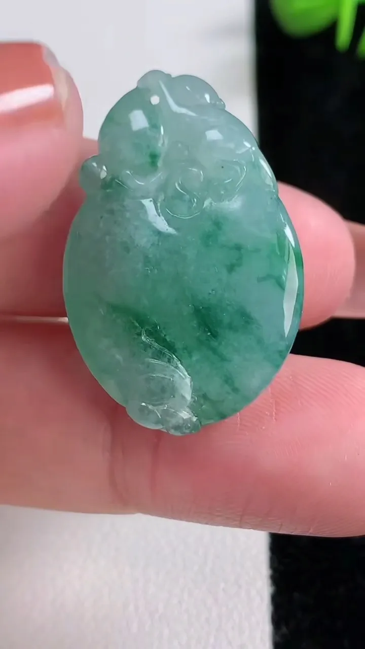 天然A货翡翠冰种飘花寿桃吊坠，尺寸31.6-20.6-9，重量:9.20g
12月17日