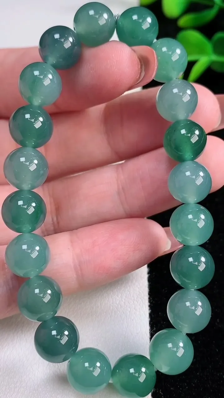 天然A货翡翠圆珠手串，尺寸9.8-20颗，重量:32.81g12月17日
工厂直销收藏佳品,种好水足