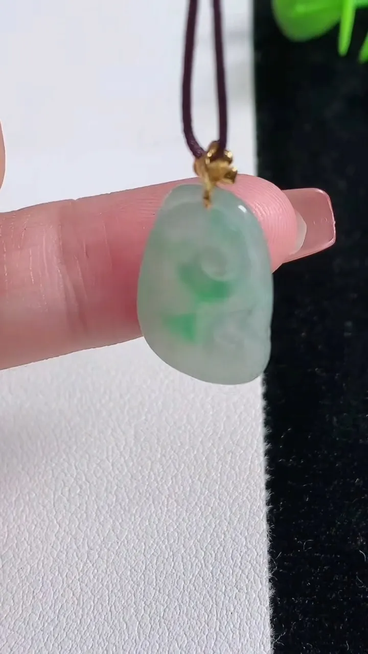 天然A货翡翠如意吊坠，尺寸22.3-13.7-3.1，重量:2.00g
12月17日