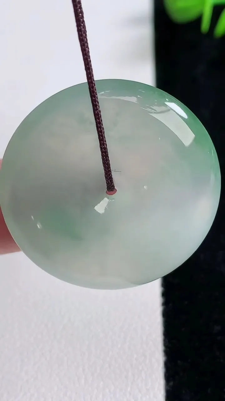 天然A货翡翠平安扣吊坠，尺寸30.8-5.7，重量:11.69g
12月17日