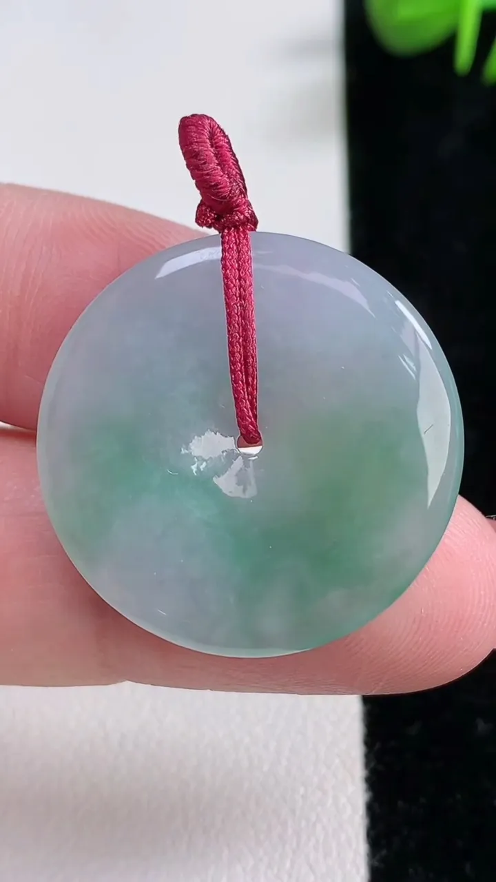 天然A货翡翠平安扣吊坠，尺寸27.5-3.5，重量:6.00g
12月17日