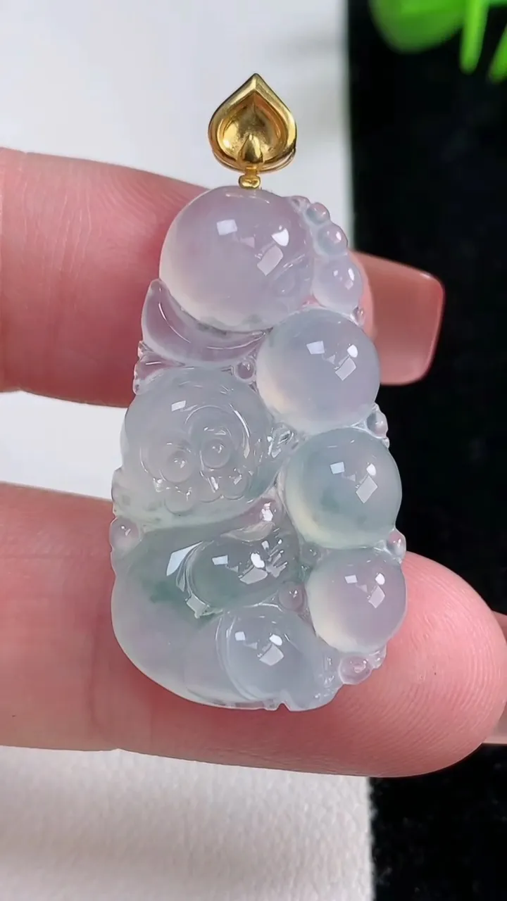 天然A货翡翠种飘花生肖猴吊坠，尺寸33.8-19.3-4.5，重量:5.37g
12月17日