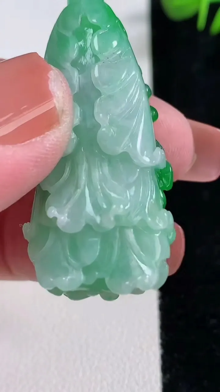 天然A货翡翠白菜吊坠，尺寸44.2-20.5-9.3，重量:14.60g
12月17日