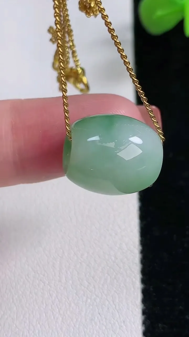 天然A货翡翠路路通吊坠，尺寸15.2-13.5，重:4.76g
12月17日