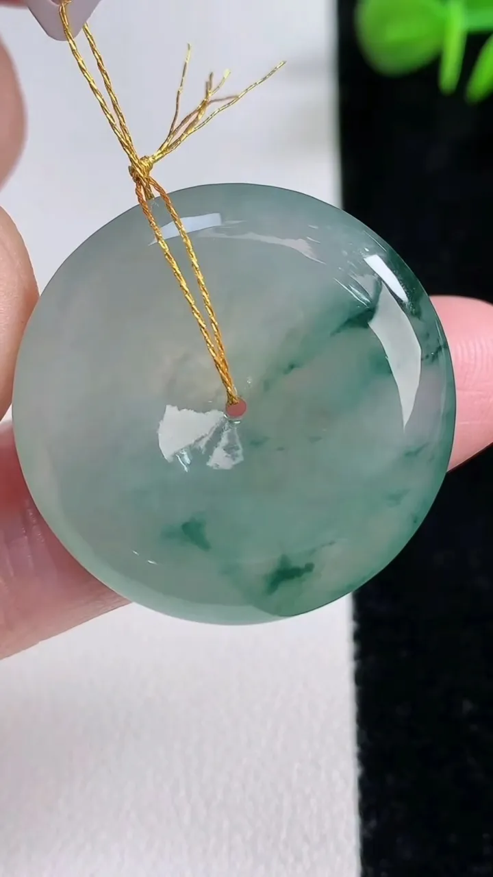 天然A货翡翠冰种飘花平安扣吊坠，尺寸28-6，重量:9.65g
12月17日