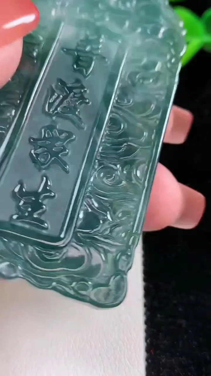 天然A货翡翠虚空藏菩萨吊坠，尺寸73-42-7，重:40.51g
12月17日