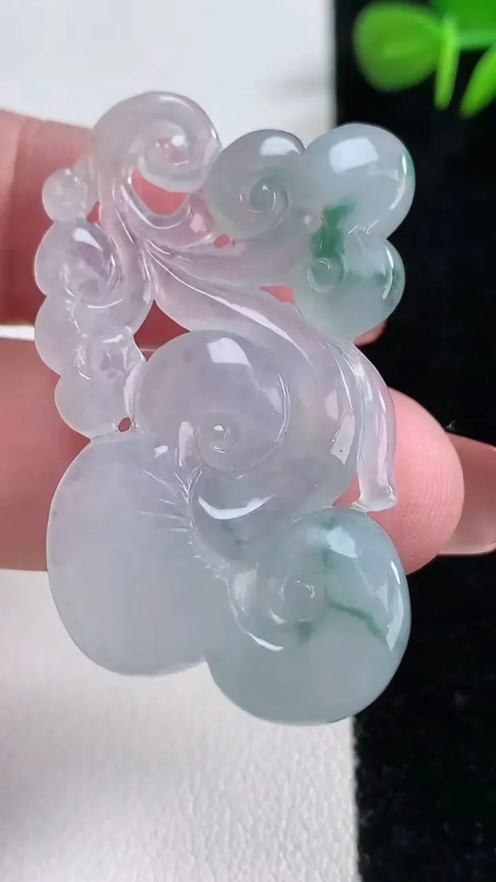 天然A货翡翠冰种飘花如意吊坠，尺寸42.2-25-4.8，重量:9.63g
12月17日