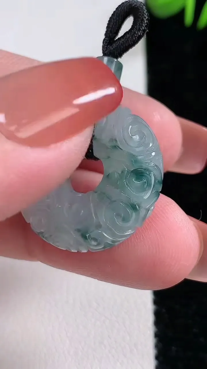 天然A货翡翠冰种飘花雕花平安扣吊坠，尺寸25.5-9，重:5.81g
12月17日