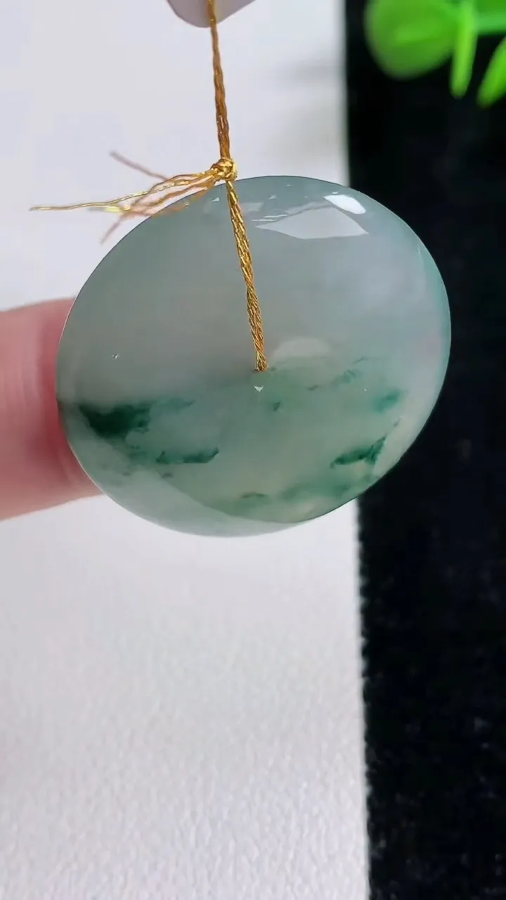 天然A货翡翠冰种飘花平安扣吊坠，尺寸28-6，重量:9.65g
12月17日