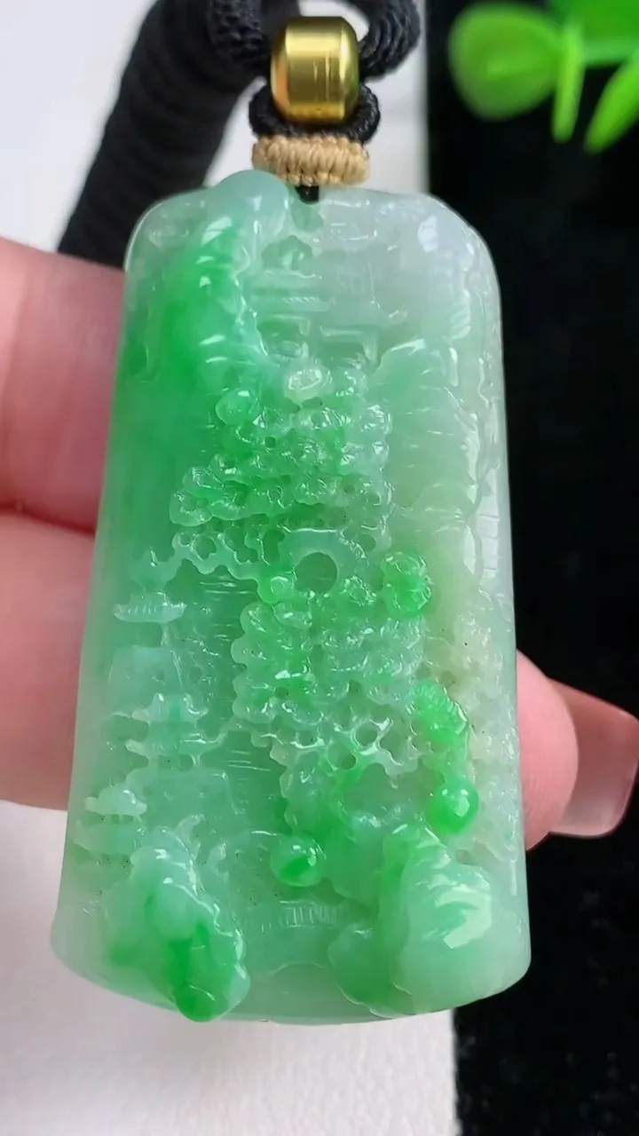 天然A货翡翠山水牌吊坠，尺寸48.2-26.4-8.3，重量:25.77g
12月17日