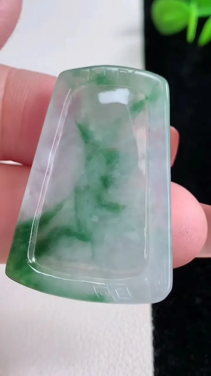 天然A货翡翠阿弥陀佛吊坠，尺寸37.8-26.4-4.6，重量:8.86g
12月17日