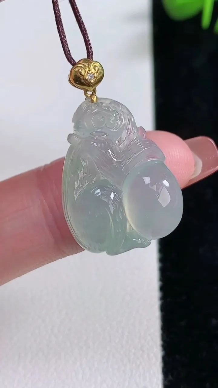 天然A货翡翠生肖猴吊坠，尺寸22.5-17-5.6，重量:3.72g
12月17日