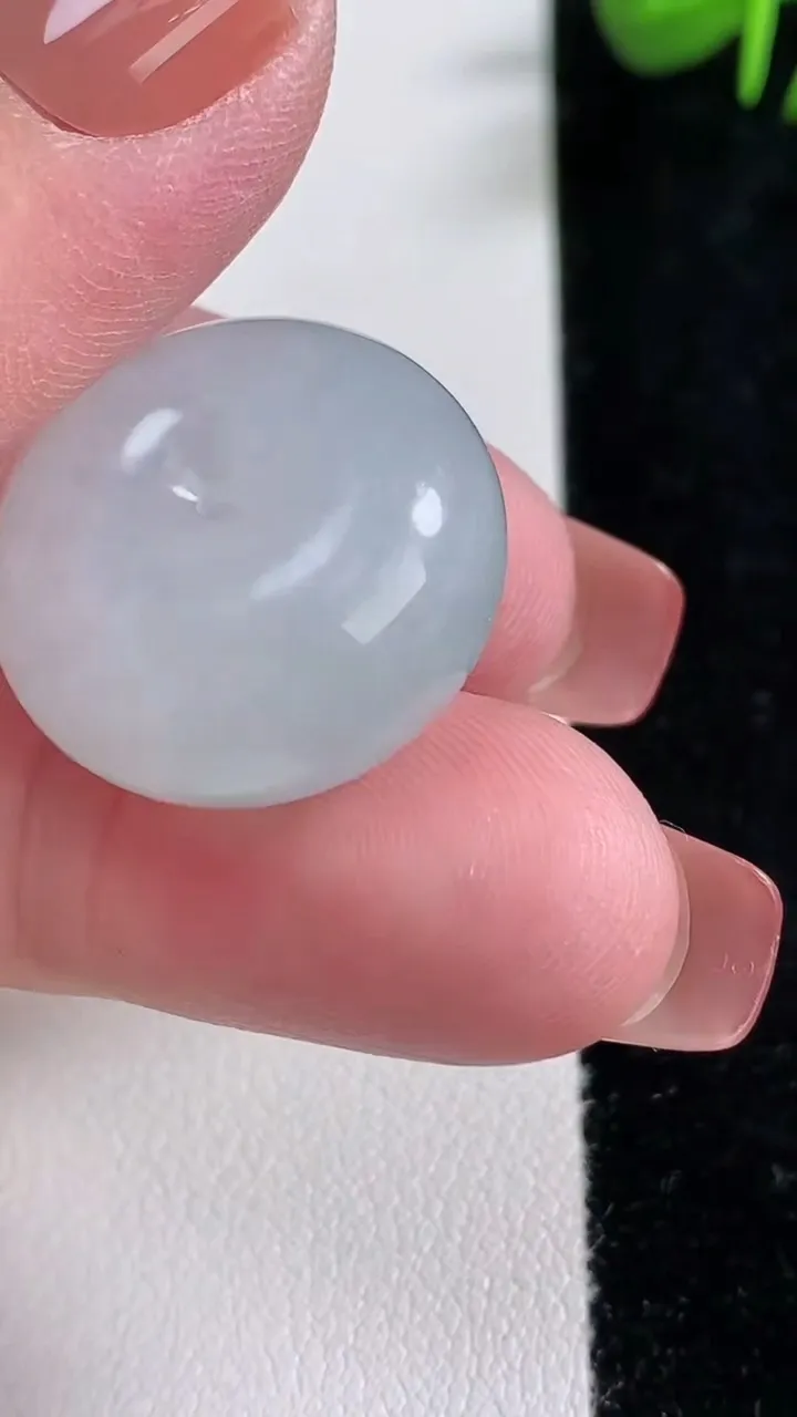 天然A货翡翠路路通吊坠，尺寸22.2-11.9，重量:12.10g
12月17日