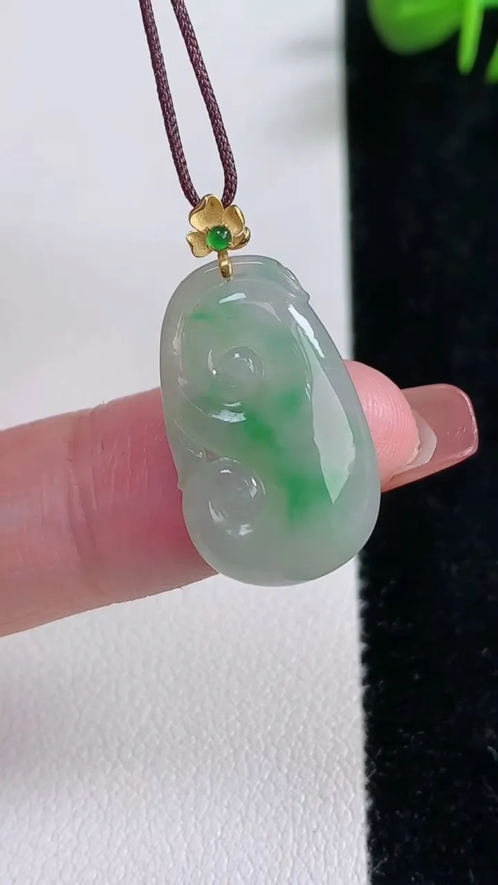 天然A货翡翠如意吊坠，尺寸22.3-13.7-3.1，重量:2.00g
12月17日