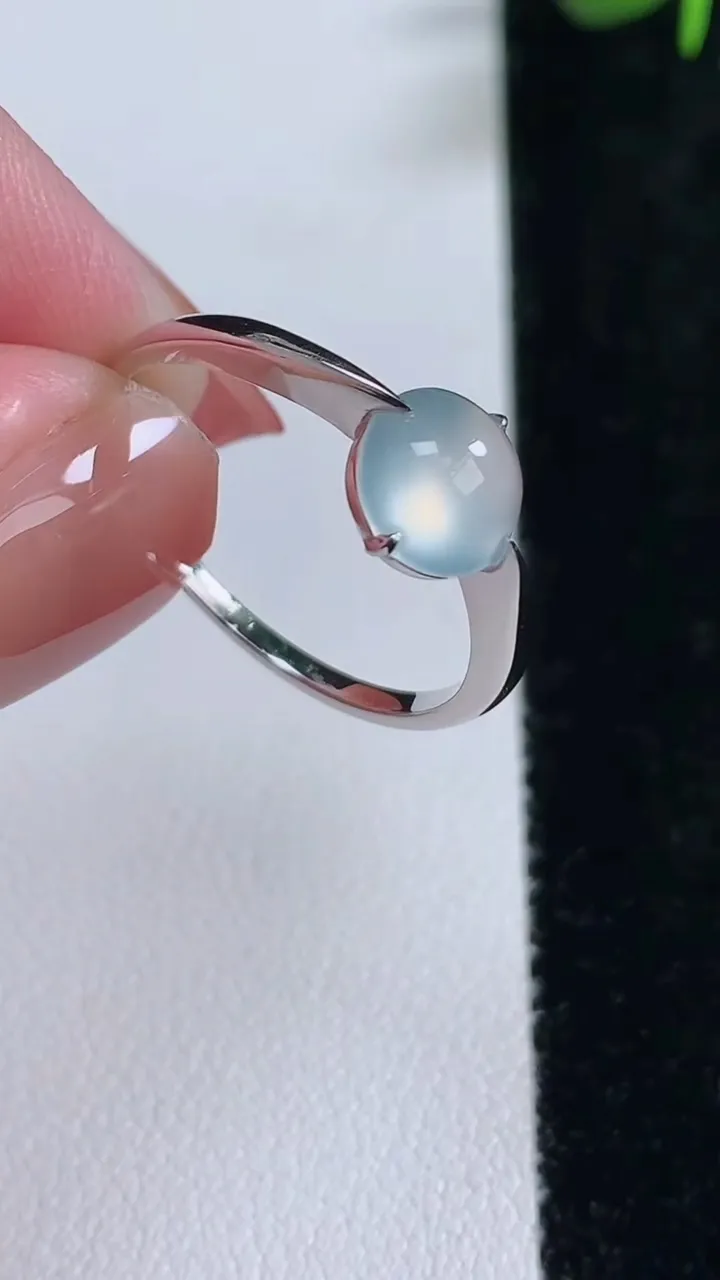 天然A货翡翠种白冰蛋面戒指，尺寸20.2-7.6-4.7，重量:1.80g2025年12月17日
工