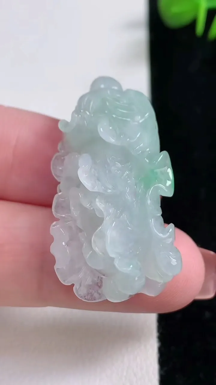 天然A货翡翠白菜吊坠，尺寸38.5-19.6-13，重量:11.62g
12月17日