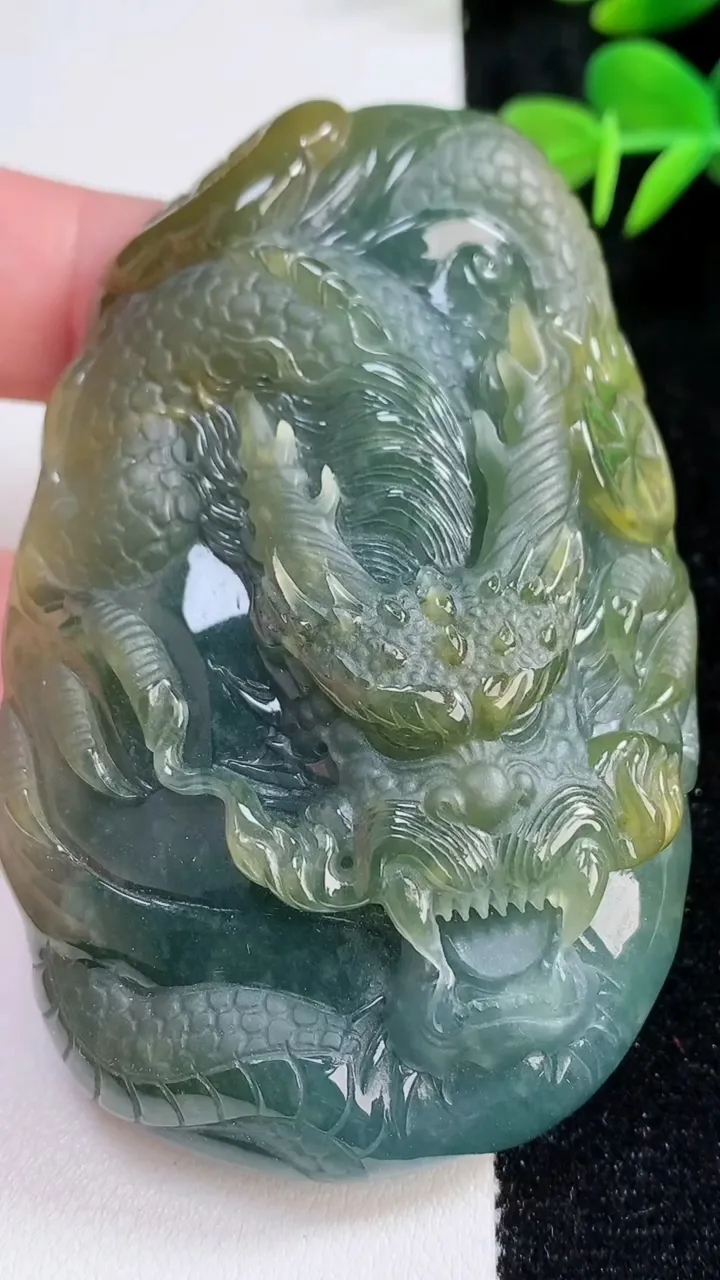 天然A货翡翠双彩龙牌吊坠，尺寸77-50-17.3，重量:105.20g
12月17日