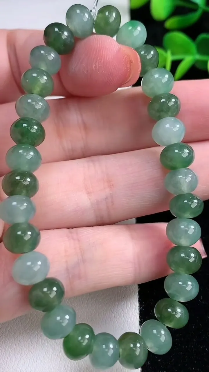 天然A货翡翠算盘珠手串，尺寸8.2-6-30颗，重量:23.45g12月17日
工厂直销收藏佳品,种好水足，色泽均匀，有种有色，上手高大气！