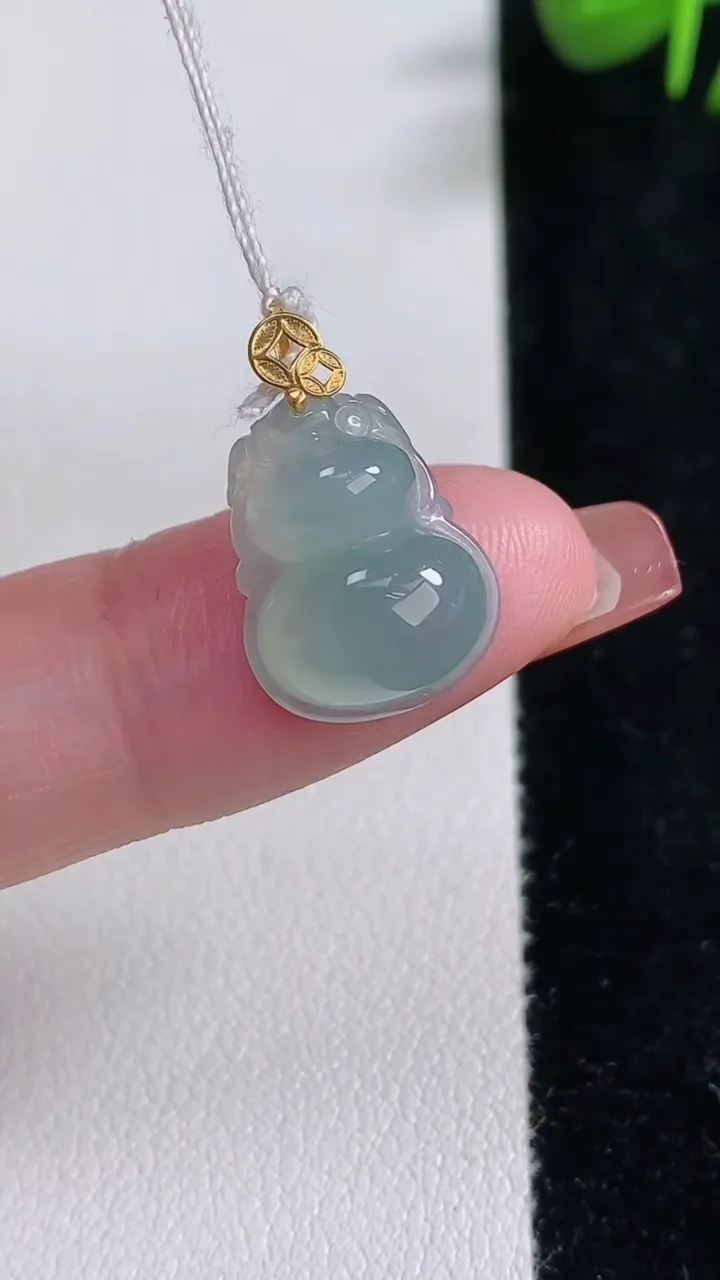 天然A货翡翠葫芦吊坠，尺寸15-12.3-6.2，重量:1.94g
12月17日
