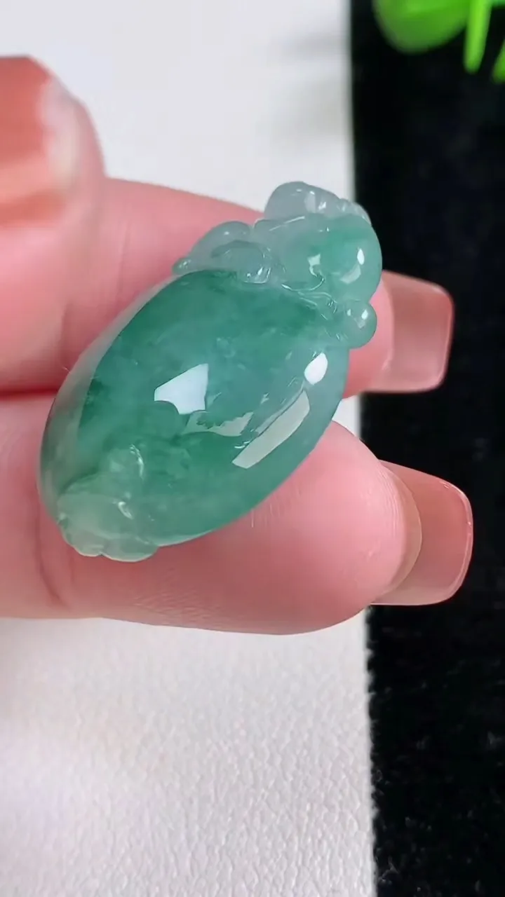 天然A货翡翠冰种飘花寿桃吊坠，尺寸31.6-20.6-9，重量:9.20g
12月17日