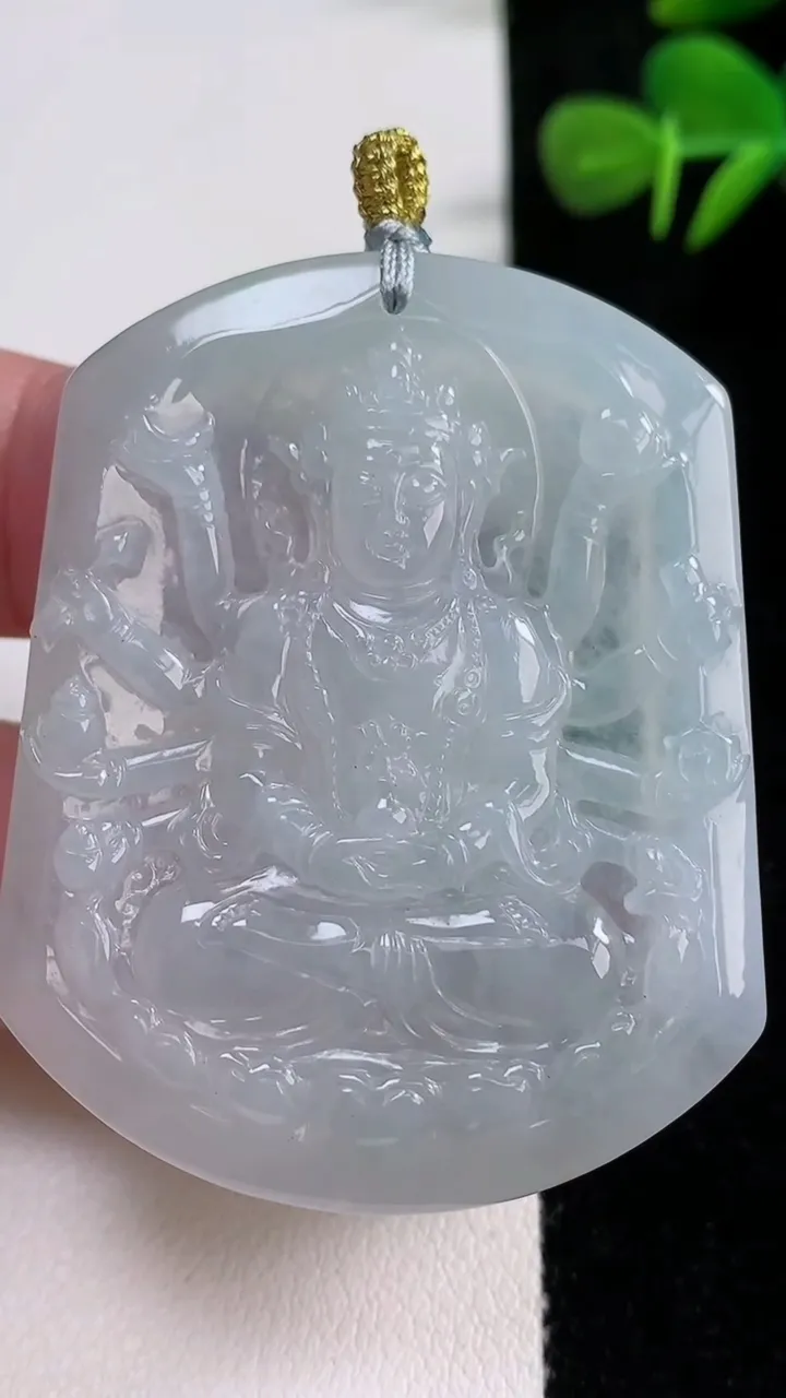 天然A货翡翠千手观音吊坠，尺寸52.3-42-5.5，重量:29.06g
12月17日