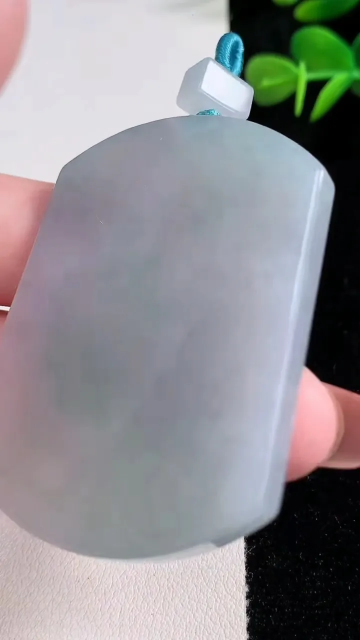 天然A货翡翠无事牌吊坠，尺寸54.4-40.3-5.4，重量:36.28g
12月17日