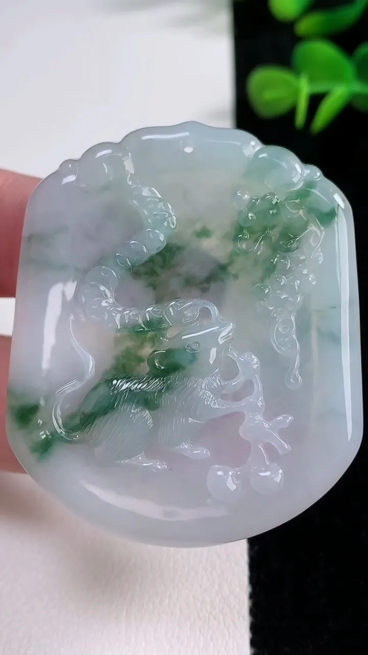 天然A货翡翠冰种飘花生肖鼠吊坠，尺寸51.2-42.5-4，重量:19.16g
12月17日