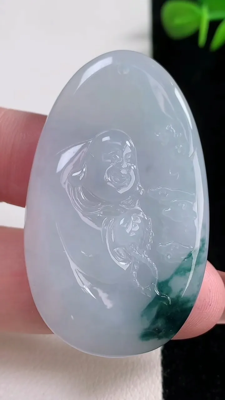 天然A货翡翠冰种飘花逍遥佛吊坠，尺寸50-30.2-5.4，重量:17.63g
12月17日