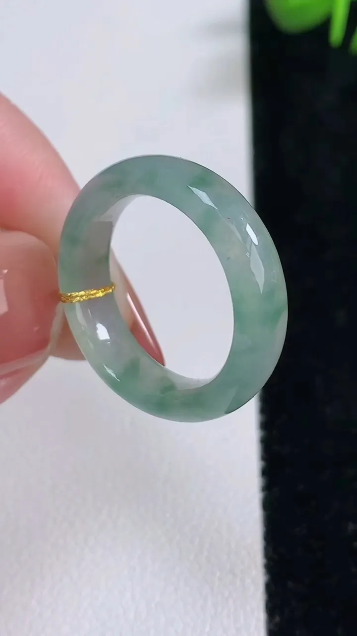天然A货翡翠冰种飘花指环戒指，尺寸17.5-5.7-3.4，重量:3.64g2025年12月17日
