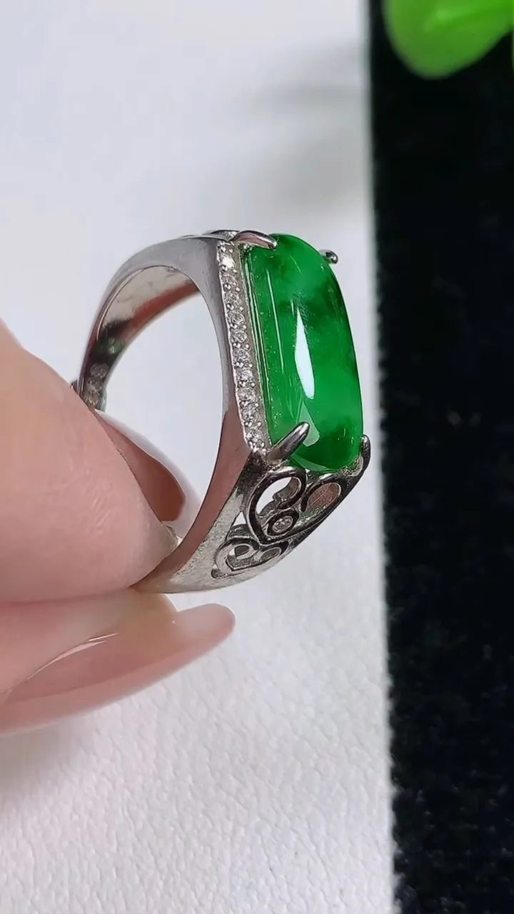 天然A货翡翠马鞍戒指，尺寸14.5-6.2，重:0.39g2025年12月17日
工厂直销收藏佳品,种好水足，色泽均匀，有种有色，上手高大气！
