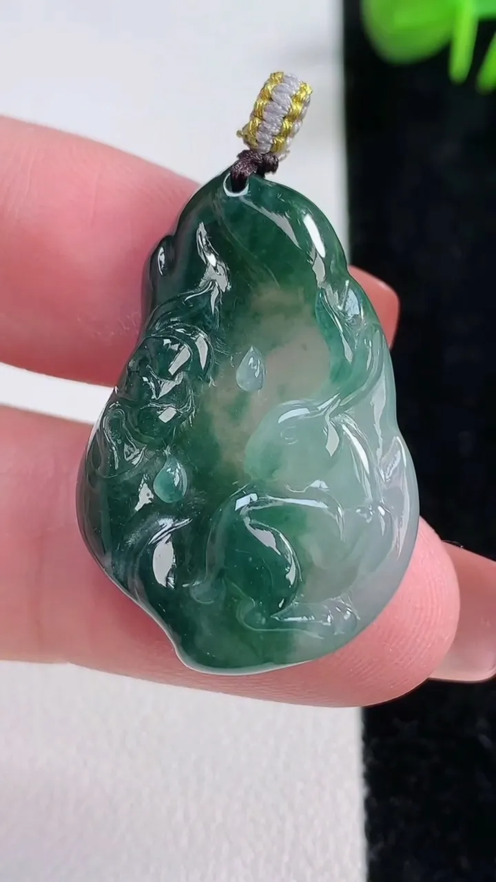 天然A货翡翠冰种飘花生肖兔吊坠，尺寸31.5-21.7-5.7，重量:7.38g
12月17日