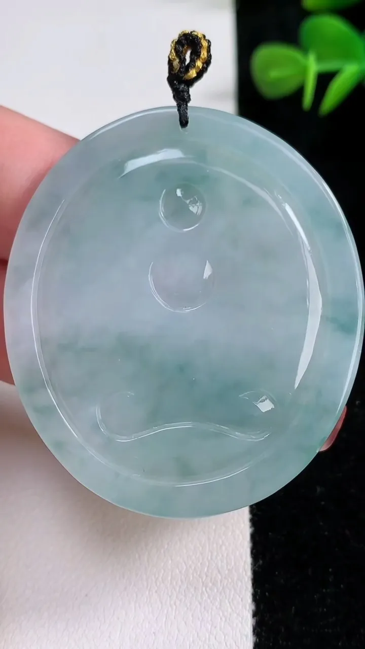 天然A货翡翠飘花千手观音吊坠，尺寸49.8-43.5-4.7，重量:23.30g
12月17日