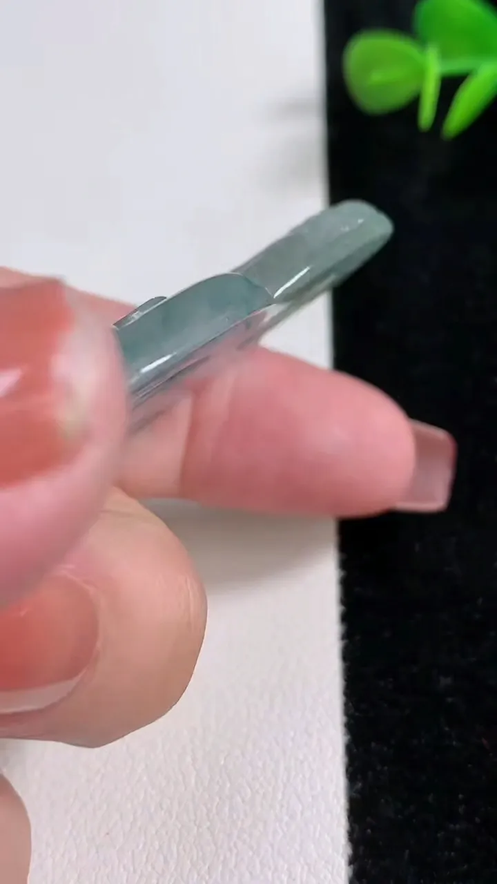 天然A货翡翠冰种飘花观音菩萨吊坠，尺寸61-38-5.7，重量:23.37g
12月17日