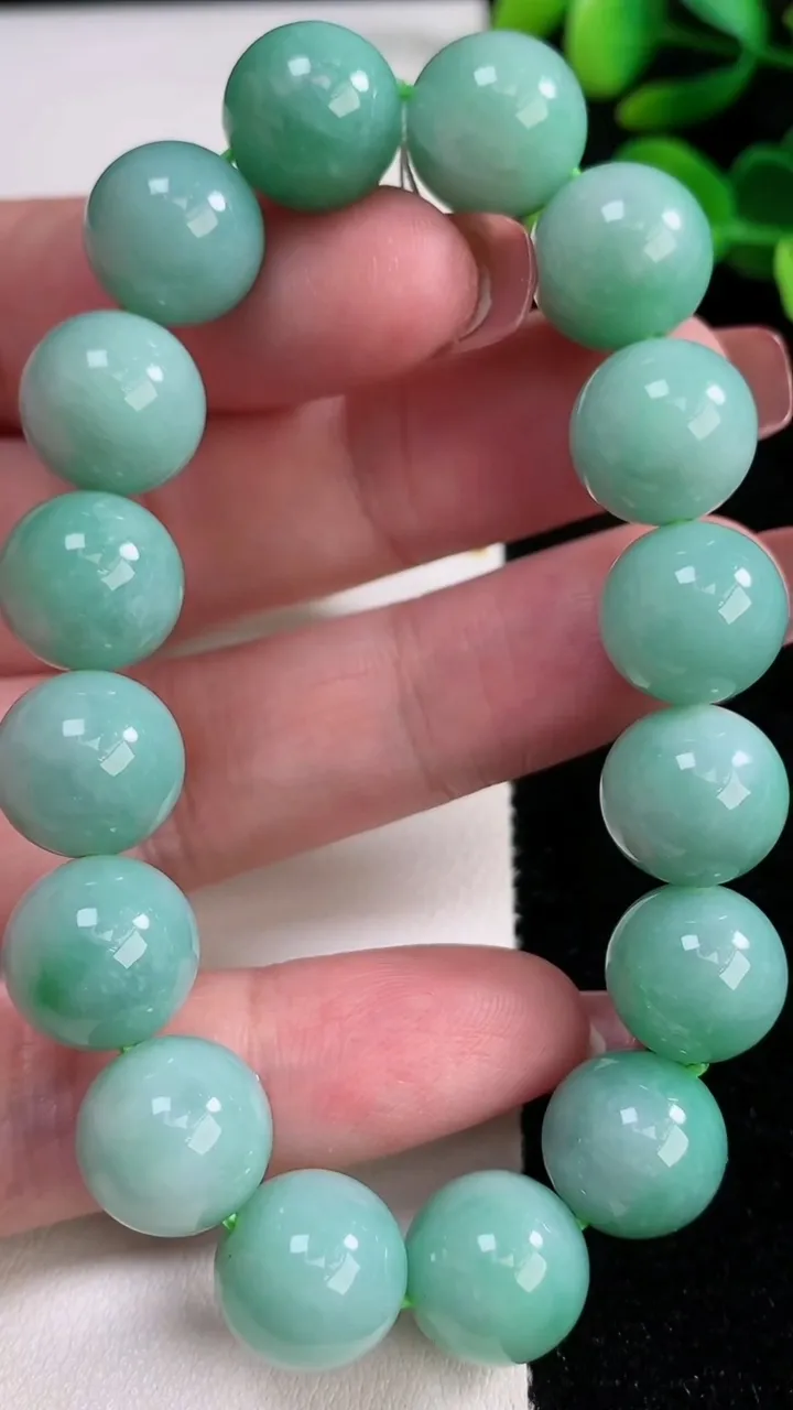 天然A货翡翠圆珠手串，尺寸12.4-16颗，重量:52.08g12月17日
工厂直销收藏佳品,种好水