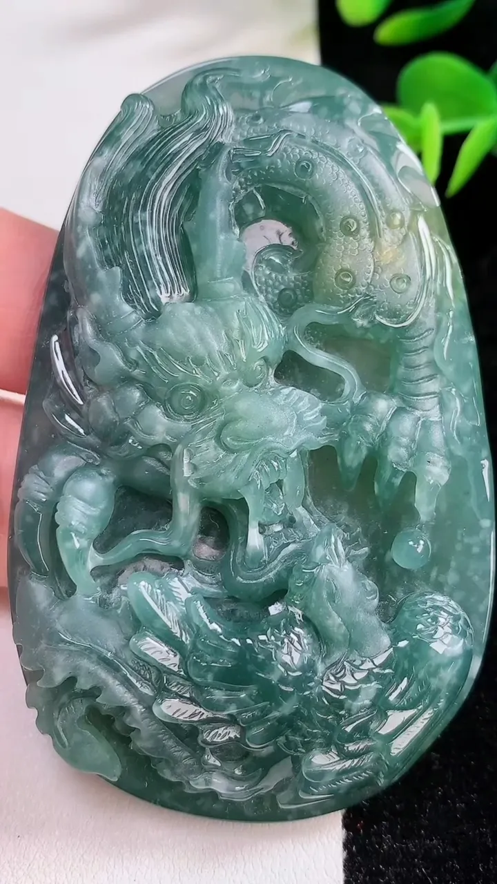 天然A货翡翠龙牌吊坠，尺寸75-48-12，重:68.50g
12月17日