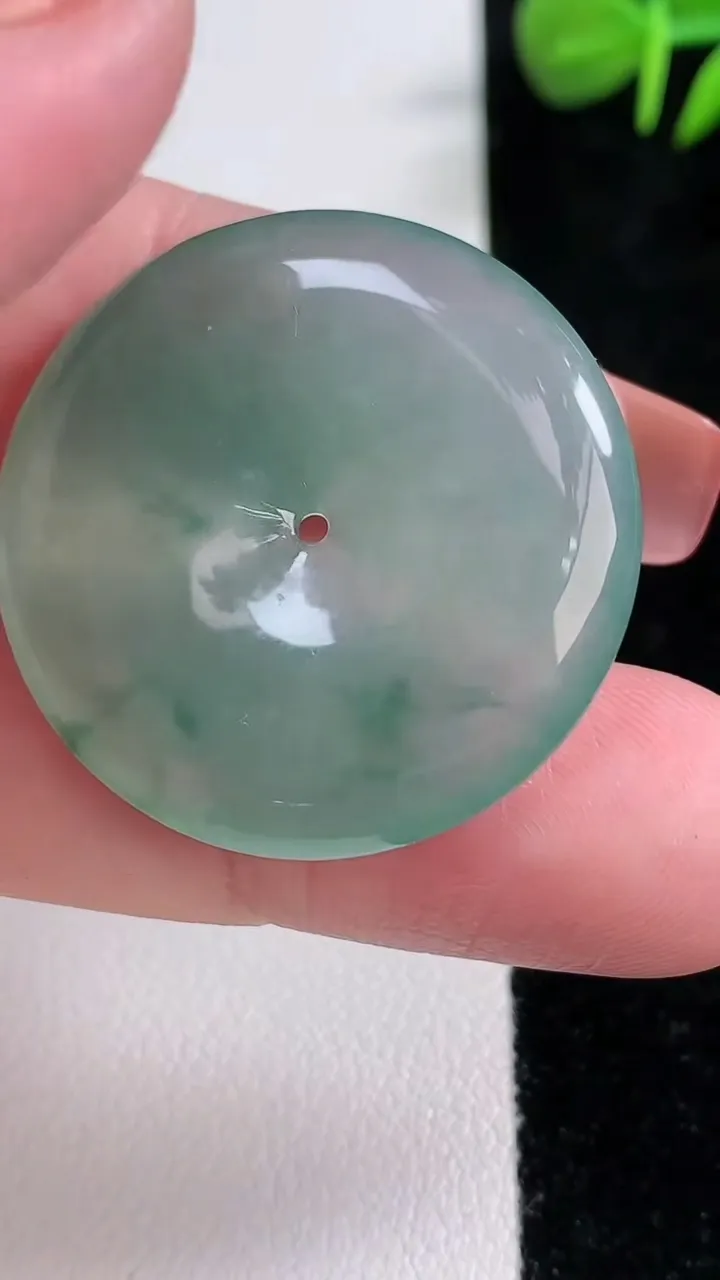 天然A货翡翠冰种飘花平安扣吊坠，尺寸31.6-5.7，重量:12.07g
12月17日