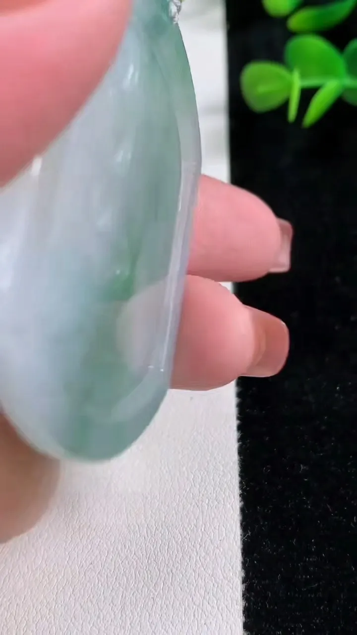 天然A货翡翠虚空藏菩萨吊坠，尺寸55-46-5.7，重量:31.89g
12月17日