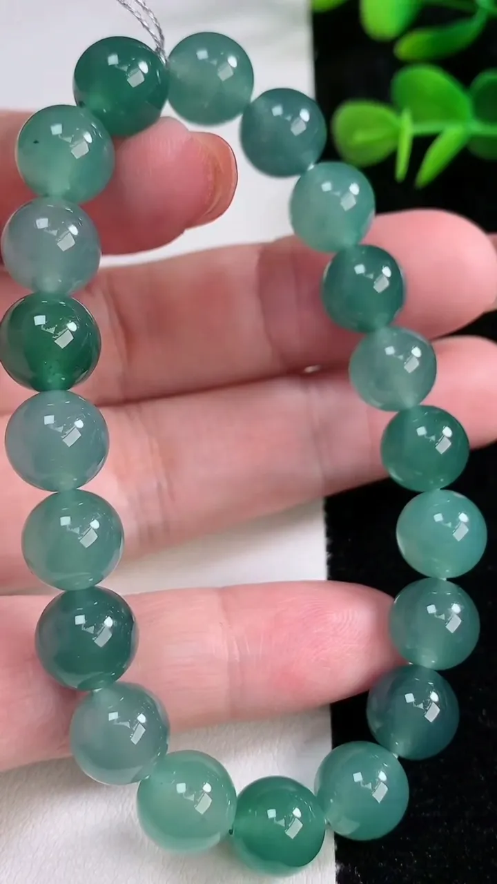 天然A货翡翠圆珠手串，尺寸9.8-20颗，重量:32.81g12月17日
工厂直销收藏佳品,种好水足，色泽均匀，有种有色，上手高大气！